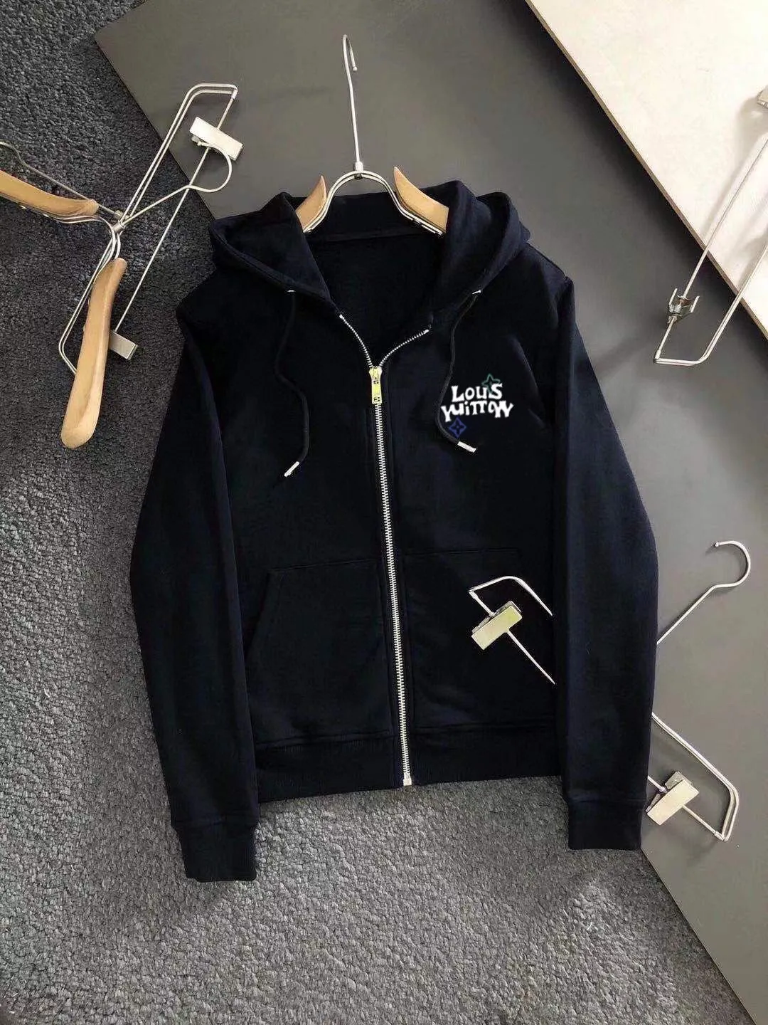 🅿️420 [LV Louis Vuitton] (Fat Man Gospel) hot-selling suit is coming. Focus on the original version of the official website. 2025 new hot-selling cardigan sweater suit. The original order is the best. 🇭🇰The meticulous work of top designers is dedicated to a fitting and perfect upper body effect. All-natural high-quality Roman cotton 100%, close-fitting comfort, noble and elegant! Original hardware embodies elegance and nobility! Counter size: M-5XL (maximum wear up to 220 pounds)
